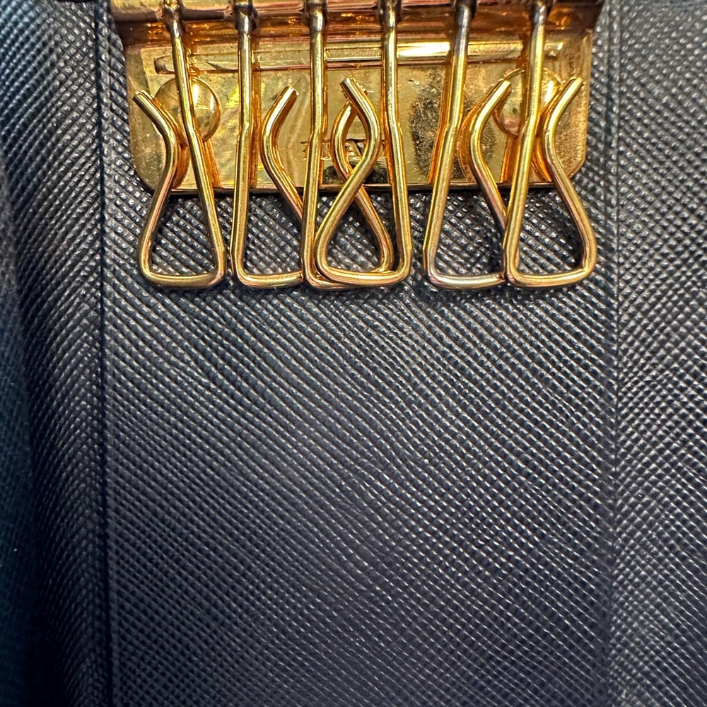 Prada Key Holder
Great used condition
Black saffiano leather, gold hardware - Picture 12 of 13